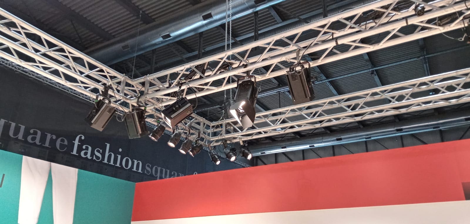 Impalcature e luci per l'evento Cerruti